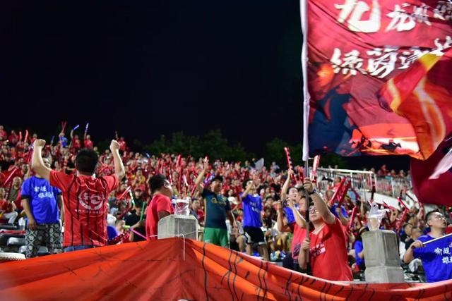 在拼抢, 的呐喊声穿, 掌声